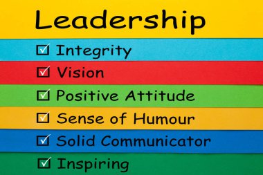 Liderlik diyagram renkli kağıt yapraklarının üzerinde. İş kavramı.