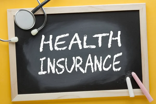 色チョークと聴診器によって黒板に書かれた健康保険 医療コンセプト — ストック写真