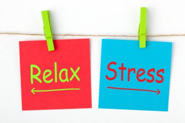 Relax ahşap çimdik renk notları yazılan sözcükler karşı stres. Seçim kavramsal.