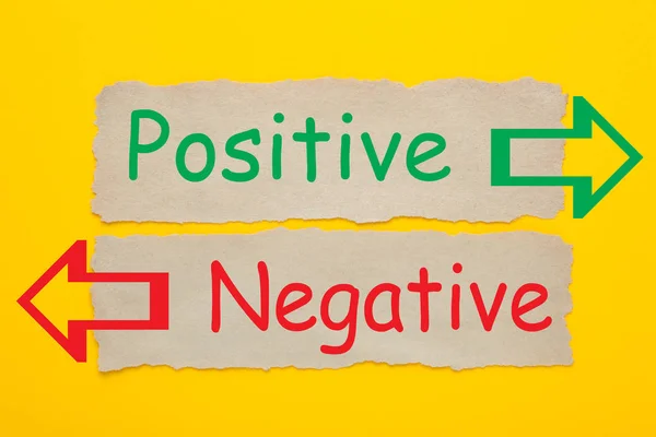 Positivo Negativo Escrito Papel Velho Sobre Fundo Amarelo Conceito Negócio — Fotografia de Stock