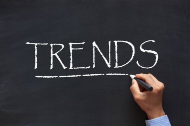 Tebeşir işareti yazı tahtası üzerinde el yazısı trendleri. İş kavramı.