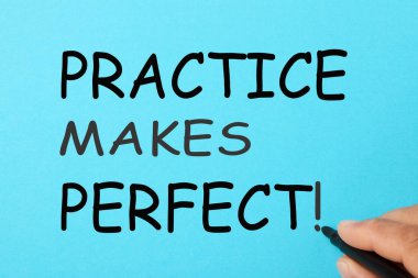 El yazısı alıştırma yapar mükemmel mavi bir arka plan üzerinde. İş kavramı.