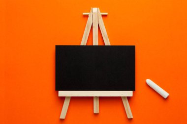 Mini boş yazı tahtası şövale metniniz için ile. Metin için yer.