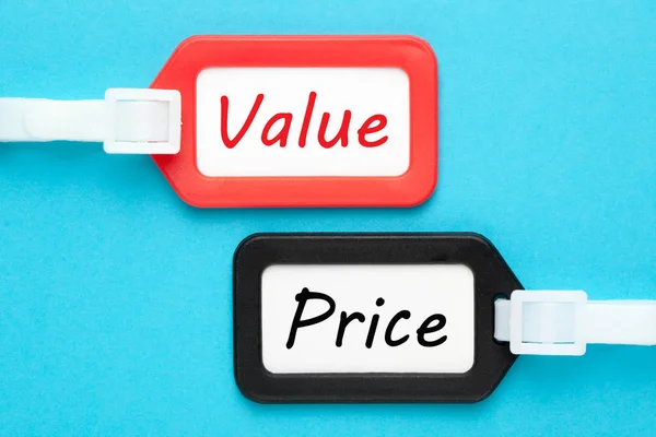 Valor Precio Escrito Etiquetas Equipaje Sobre Fondo Azul Concepto Empresarial —  Fotos de Stock