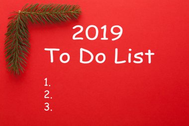 Köşeleri ağaç dalları ve metin 2019 kırmızı zemin üzerine listelemek için yapılmış. 2019 Yılbaşı Konsept. Kopya alanı. 
