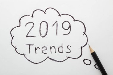 2019 eğilimleri siyah kalem ile gri arka plan üzerinde kabarcık metninde. İş kavramı.