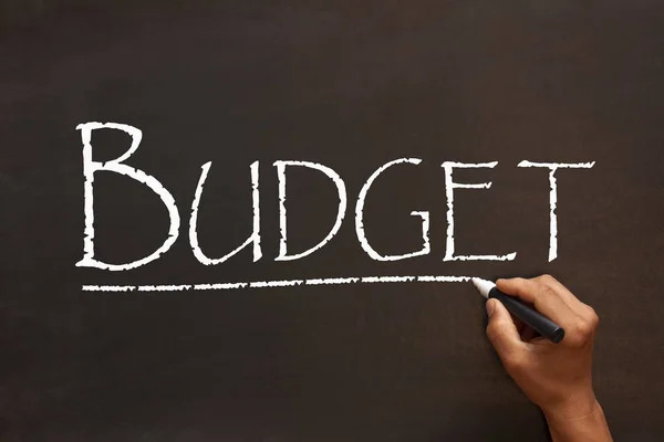 黒板に白いチョークで手書きで予算 ビジネス コンセプト — ストック写真