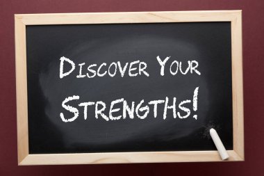 Sayın tarafından beyaz tebeşir tahtaya yazılmış güçlü keşfetmek. İş kavramı