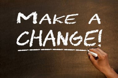 Bir değişiklik el yazısı ile tebeşir tahtaya olun. İş kavramı.