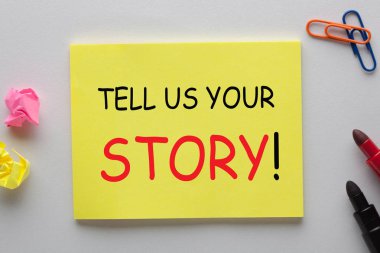 Bize yazılı notu üzerinde pen marker ve çeşitli ileti örneği ile hikayenizi söyle. İş kavramı 