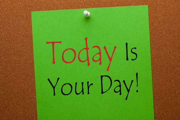 Сьогодні Твій День Текст Зеленому Папері Закріплений Пробковій Дошці Концепція — стокове фото