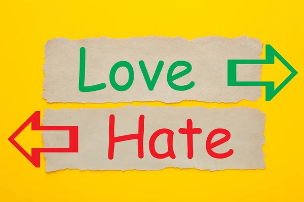 Love Hate Scritto Vecchia Carta Sfondo Giallo — Foto Stock