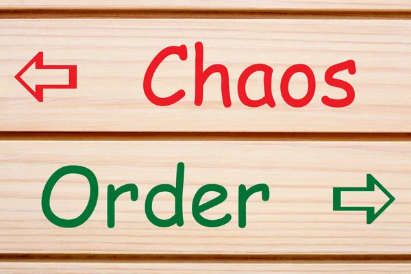 Słowa Zamówienia Kontra Chaos Napisał Ściane Drewna Koncepcje Biznesowe — Zdjęcie stockowe