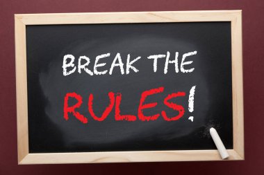 Tarafından beyaz tebeşir tahtaya yazılmış kuralları çiğnemek. İş kavramı.