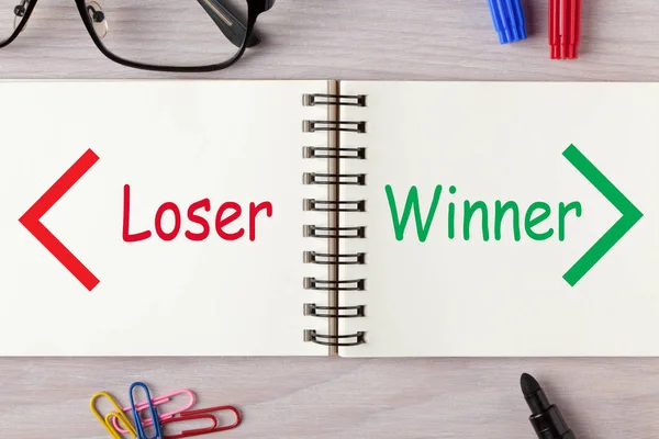 Verlierer Gegen Gewinner Worte Die Auf Einem Offenen Spiralheft Und — Stockfoto