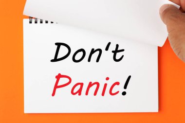 Metin üstünde bir defter panik yapmayın. El dönüş sayfa. İş kavramı.