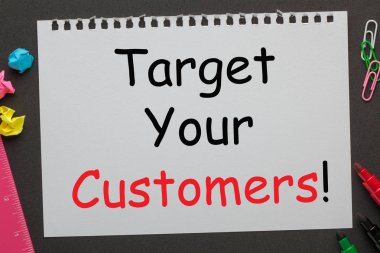 Siyah arka plan üzerine metin defter kağıt ve ofis malzemeleri, müşterileri hedeflemek. 
