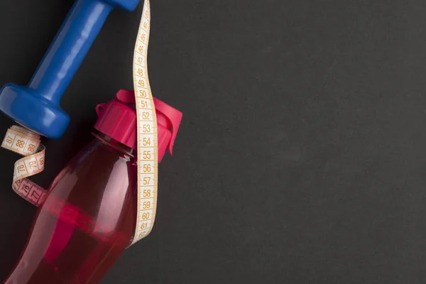 Колокольчик, сантиметр и бутылка воды — стоковое фото