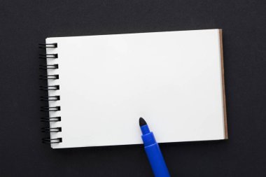 Boş not defteri ve işaretleyici