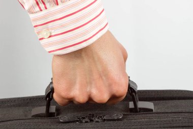 El ele tutuşan adam çantası.