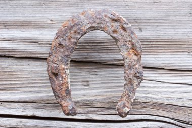 Çok eski paslı at nalı