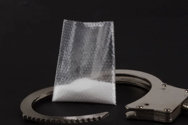Тяжелые наркотики и наручники — стоковое фото