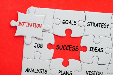 Metin motivasyonlu eksik yapboz parçası, metin başarısını ve farklı kelimeleri kapsıyor.