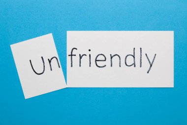 Beyaz bir çarşafta dostça olmayan sözcüğü değiştiriyorsun. 