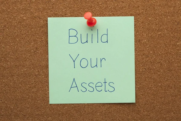 Bauen Sie Ihre Vermögenswerte Handschriftliche Notizen Auf Korkplatten Geheftet — Stockfoto
