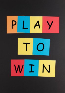  Renkli notalarda metin kazanmak için oyna. Motivasyon kavramı.