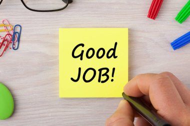 İşaretli kalem ve çeşitli kırtasiye malzemeleriyle iyi iş ünlem yazısı. İş konsepti.