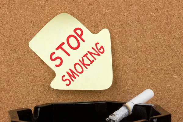 Přestaň Kouřit Text Lepkavé Notě Cigaretě — Stock fotografie