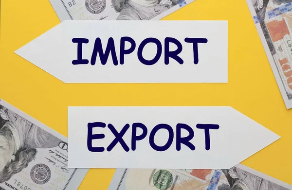 Die Worte Import Und Export Auf Papierpfeil Mit Hundert Dollar — Stockfoto