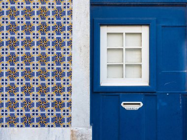 Lizbon, geleneksel Portekiz evin cephesi azulejos seramik ve ahşap kapı ile