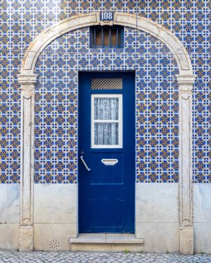 Geleneksel Portekiz Lizbon ev ahşap kapı çevreleyen azulejos seramik ile
