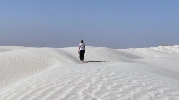 Mulher caminhando no deserto — Vídeo de Stock