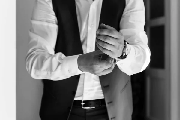 Groom wearing his watch, close up detail — Stock Photo, Image