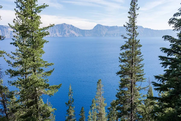 Parque Nacional Crater Lake espreitando através de folhagem — Fotografia de Stock