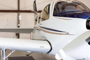 Hangarda küçük özel pervaneli uçak