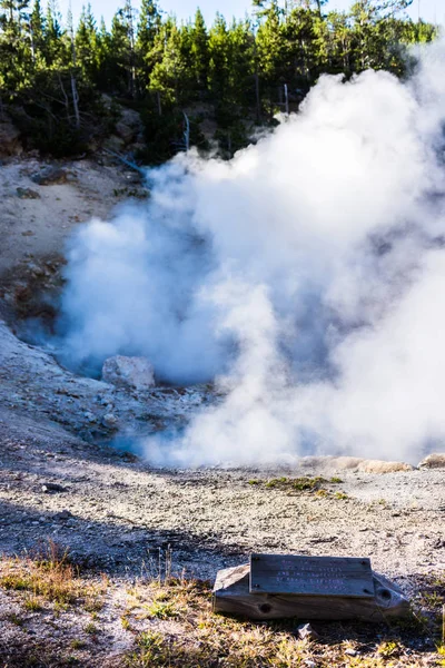 Steaming geothermic pool at Yellowstone National Park — Stock Photo, Image