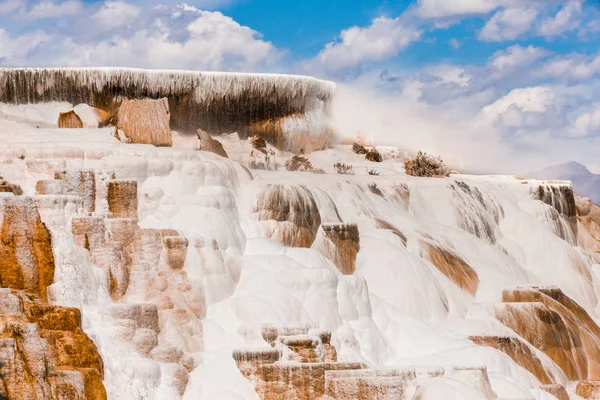 Mammoth Hot Springs, Yellowstone National Park — Stock Photo, Image