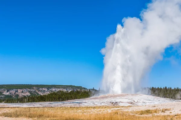 Old Faithful geyser at Yellowstone National Park — Stock Photo, Image