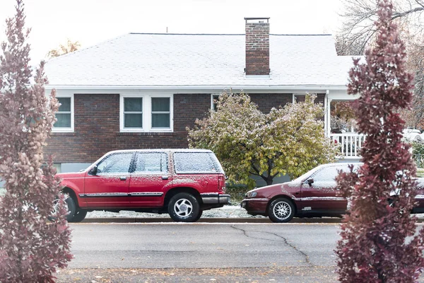 Neve leve em carros estacionados — Fotografia de Stock