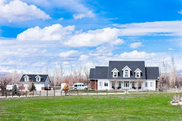 Schönes ländliches amerikanisches Bauernhaus — Stockfoto