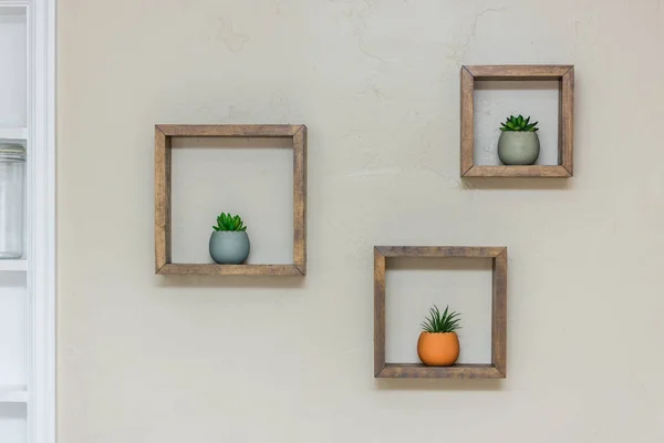 Duvarda ev yapımı yüzen raflar