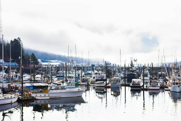 Morning Harbor scene, privéboten op kalm water — Stockfoto