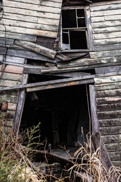 Porta crollata della casa fatiscente — Foto Stock