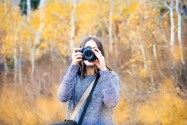 Jovem fotógrafo em belo prado de outono — Fotografia de Stock