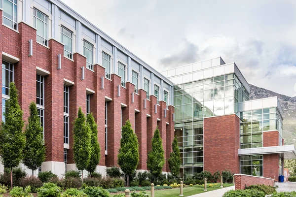 Büyük tuğla, cam ve metal yapı