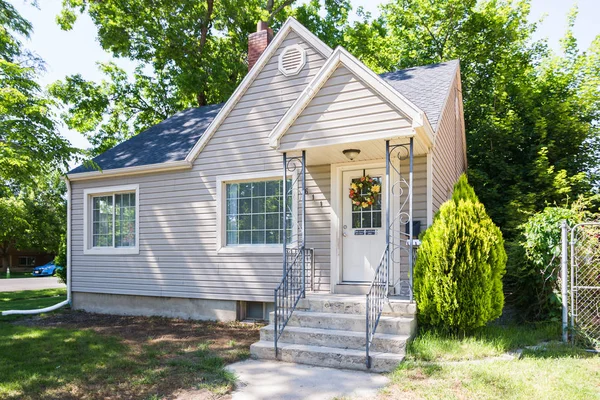 Güncelleştirilmiş siding ile tek aile ev